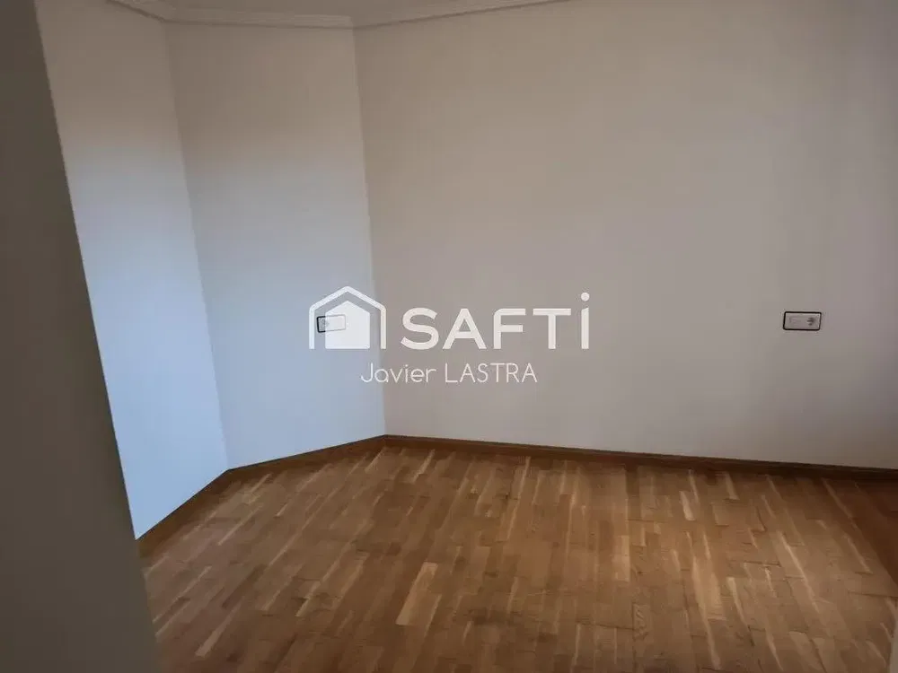 Küche; küchengeräte, holzboden, tageslicht, moderner stil