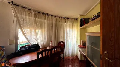 Keuken; keukenapparatuur, houten vloer, natuurlijk licht, moderne stijl