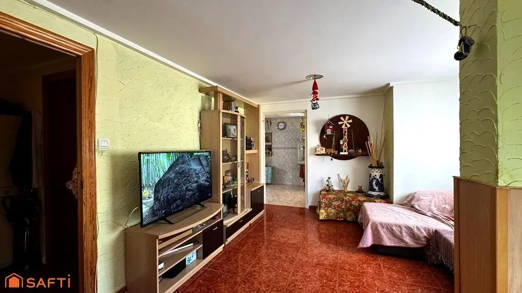 Keuken; keukenapparatuur, houten vloer, natuurlijk licht, moderne stijl