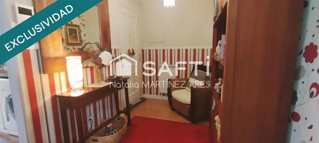 Wohnzimmer; holzboden, tageslicht, moderner stil