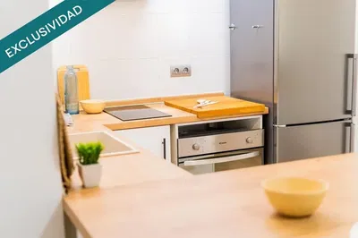 Cucina; elettrodomestici, pavimento in legno, luce naturale, stile moderno