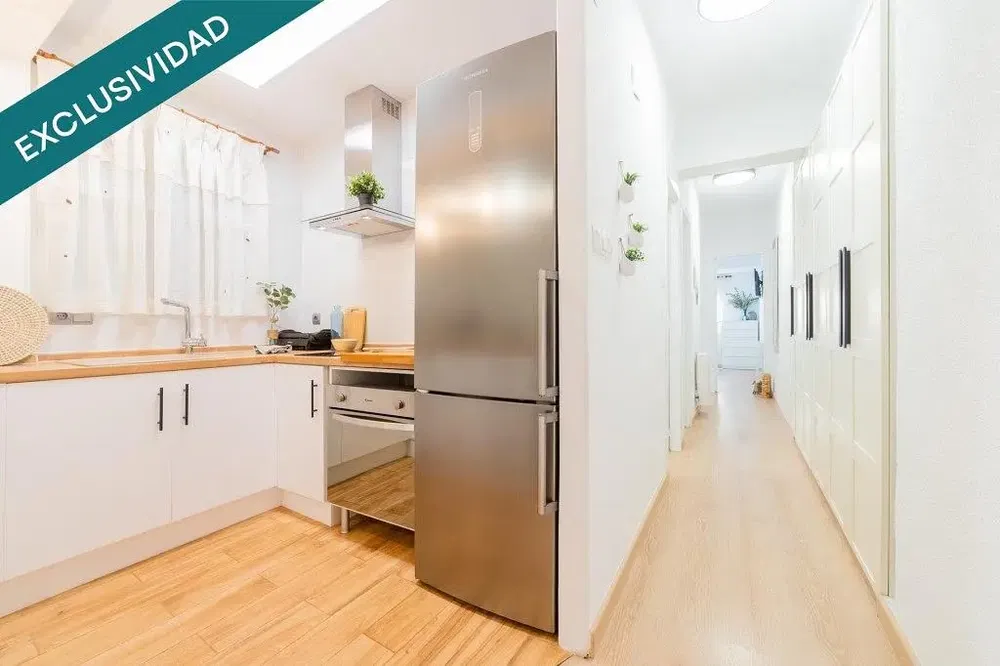 Cucina; elettrodomestici, pavimento in legno, luce naturale, stile moderno