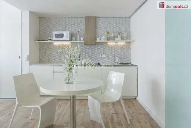 Salon; parquet, lumière naturelle, style moderne, hauteur sous plafond