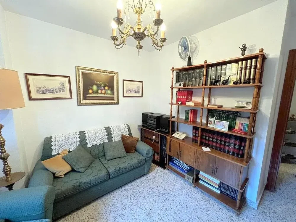Mutfak; mutfak aletleri, ahşap zemin, doğal ışık, modern stil