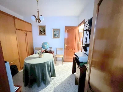 Mutfak; mutfak aletleri, ahşap zemin, doğal ışık, modern stil