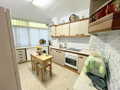 Mutfak; mutfak aletleri, ahşap zemin, doğal ışık, modern stil