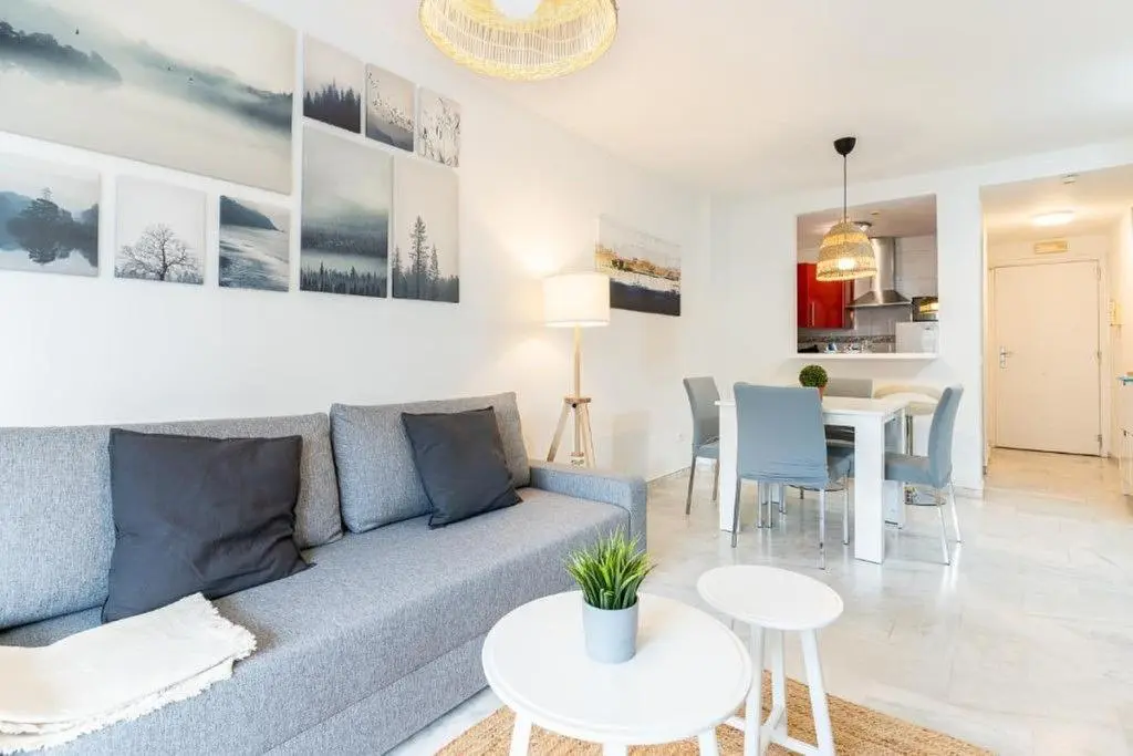 Küche; küchengeräte, holzboden, tageslicht, moderner stil