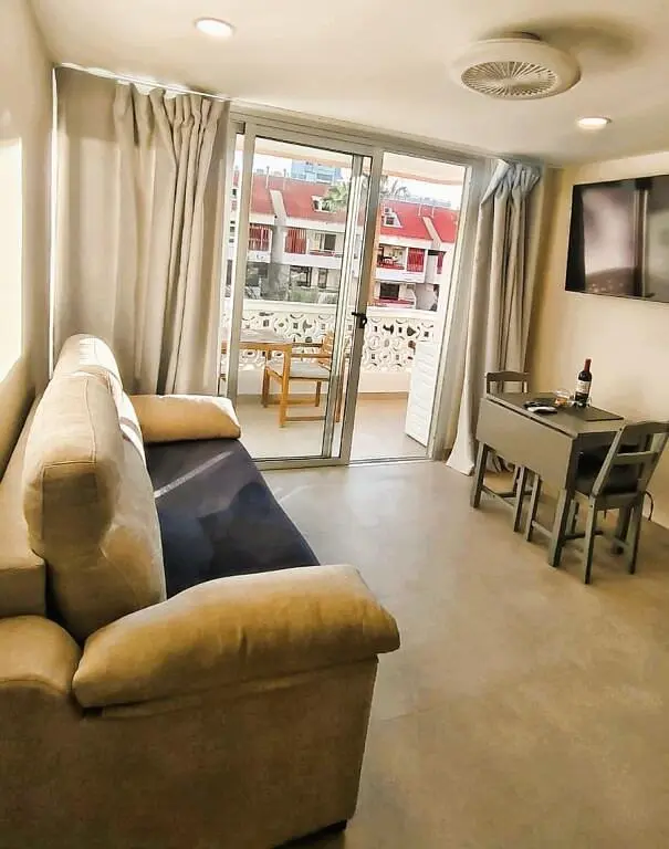 Woonkamer; houten vloer, natuurlijk licht, moderne stijl