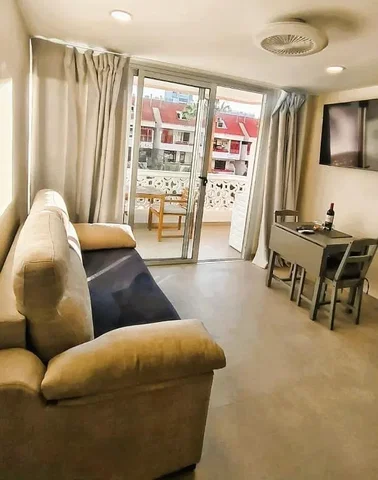 Living room; wood floor, natural light, modern style
