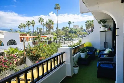 Kuchyně; kuchyňské spotřebiče, dřevěná podlaha, přirozené světlo, moderní styl