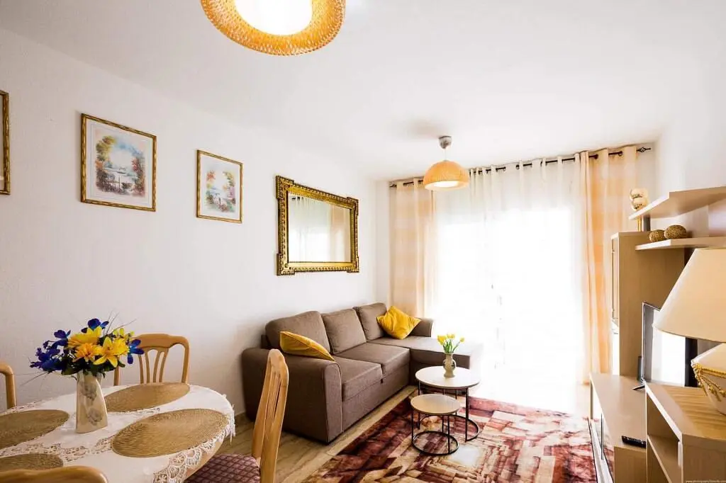 Küche; küchengeräte, holzboden, tageslicht, moderner stil