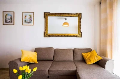 Küche; küchengeräte, holzboden, tageslicht, moderner stil