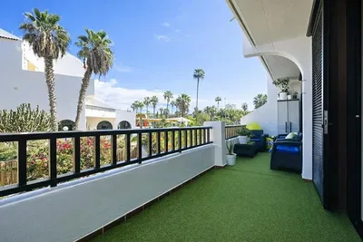 Kuchyně; kuchyňské spotřebiče, dřevěná podlaha, přirozené světlo, moderní styl