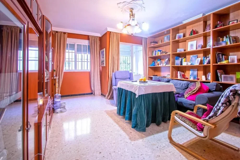 Mutfak; mutfak aletleri, ahşap zemin, doğal ışık, modern stil