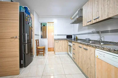 Cuisine; électroménager, parquet, lumière naturelle, style moderne