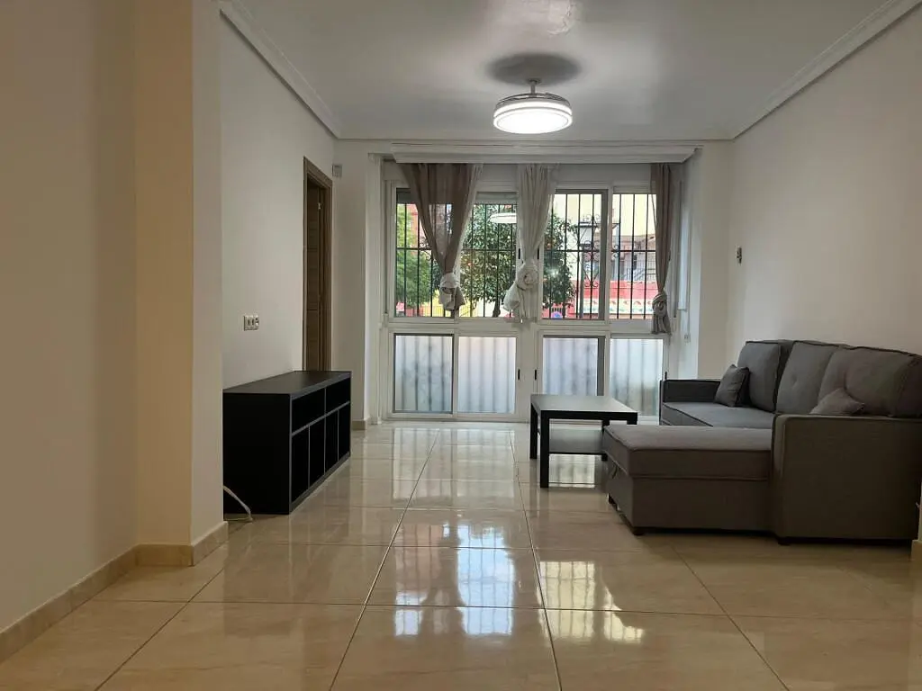 Cuisine; électroménager, parquet, lumière naturelle, style moderne