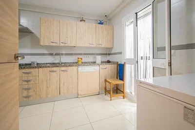 Cuisine; électroménager, parquet, lumière naturelle, style moderne