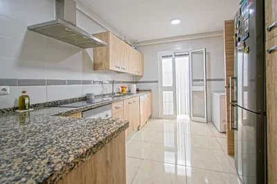 Cuisine; électroménager, parquet, lumière naturelle, style moderne