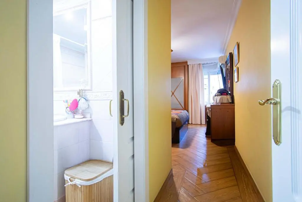 Cocina; electrodomésticos, suelo de madera, luz natural, estilo moderno