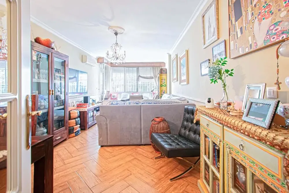 Cocina; electrodomésticos, suelo de madera, luz natural, estilo moderno