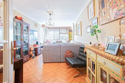 Cocina; electrodomésticos, suelo de madera, luz natural, estilo moderno