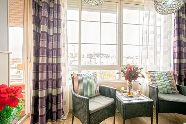 Küche; küchengeräte, holzboden, tageslicht, moderner stil