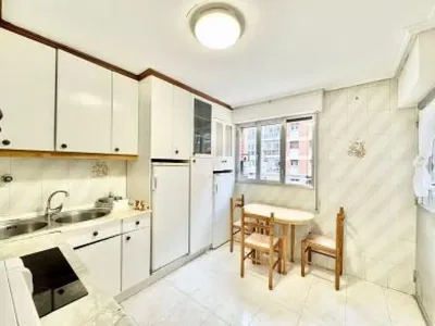 Küche; küchengeräte, holzboden, tageslicht, moderner stil