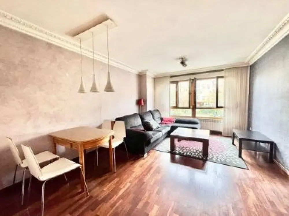 Wohnzimmer; holzboden, tageslicht, moderner stil