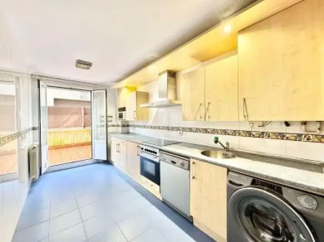 Küche; küchengeräte, holzboden, tageslicht, moderner stil