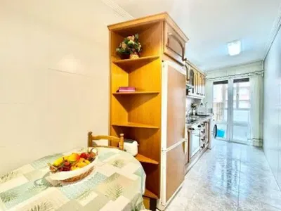 Küche; küchengeräte, holzboden, tageslicht, moderner stil