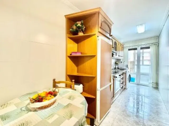 Küche; küchengeräte, holzboden, tageslicht, moderner stil