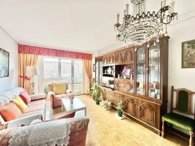 Küche; küchengeräte, holzboden, tageslicht, moderner stil