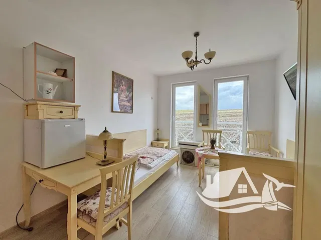 Obývačka; drevená podlaha, prirodzené svetlo, moderný štýl