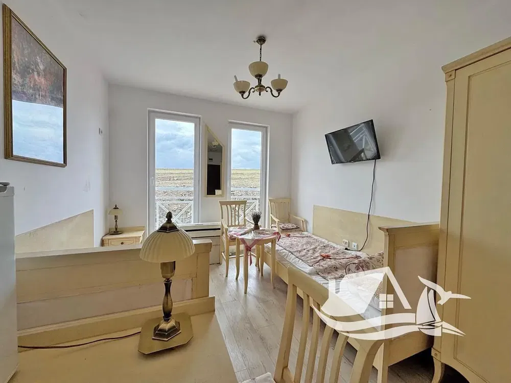 Obývačka; drevená podlaha, prirodzené svetlo, moderný štýl