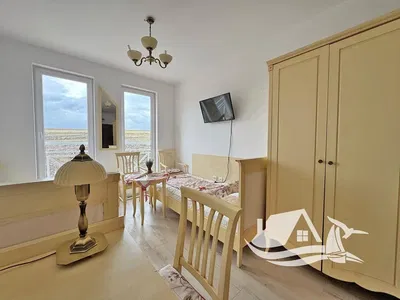 Obývačka; drevená podlaha, prirodzené svetlo, moderný štýl