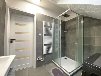 Oturma odası; ahşap zemin, doğal ışık, modern stil, yüksek tavan