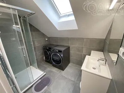 Oturma odası; doğal ışık, ahşap zemin, modern stil