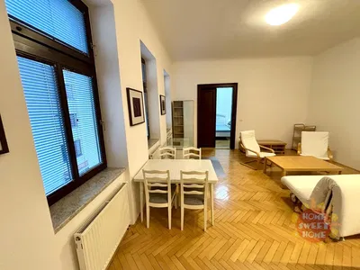 Living room; wood floor, natural light, modern style