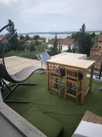 Cuisine; électroménager, parquet, lumière naturelle, style moderne