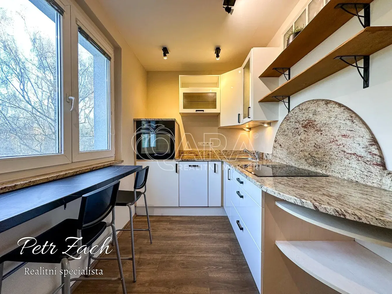 Sala de estar; chão de madeira, luz natural, estilo moderno