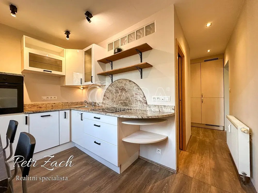 Cozinha; eletrodomésticos, chão de madeira, luz natural, estilo moderno