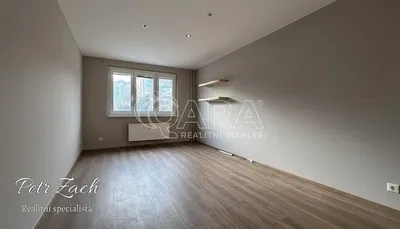 Sala de estar; chão de madeira, luz natural, estilo moderno, teto alto