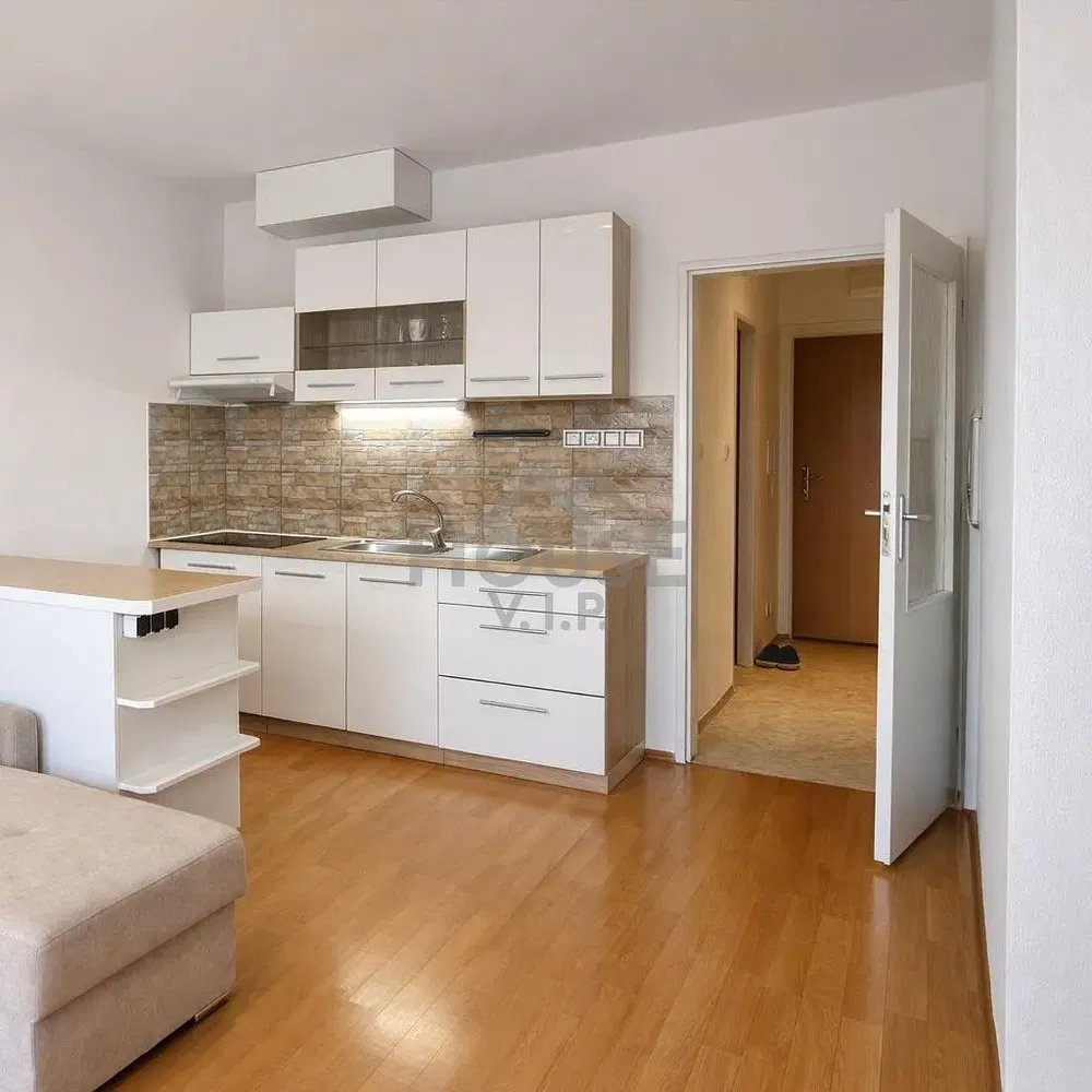 Кухня; кухненски уреди, дървен под, естествена светлина, модерен стил