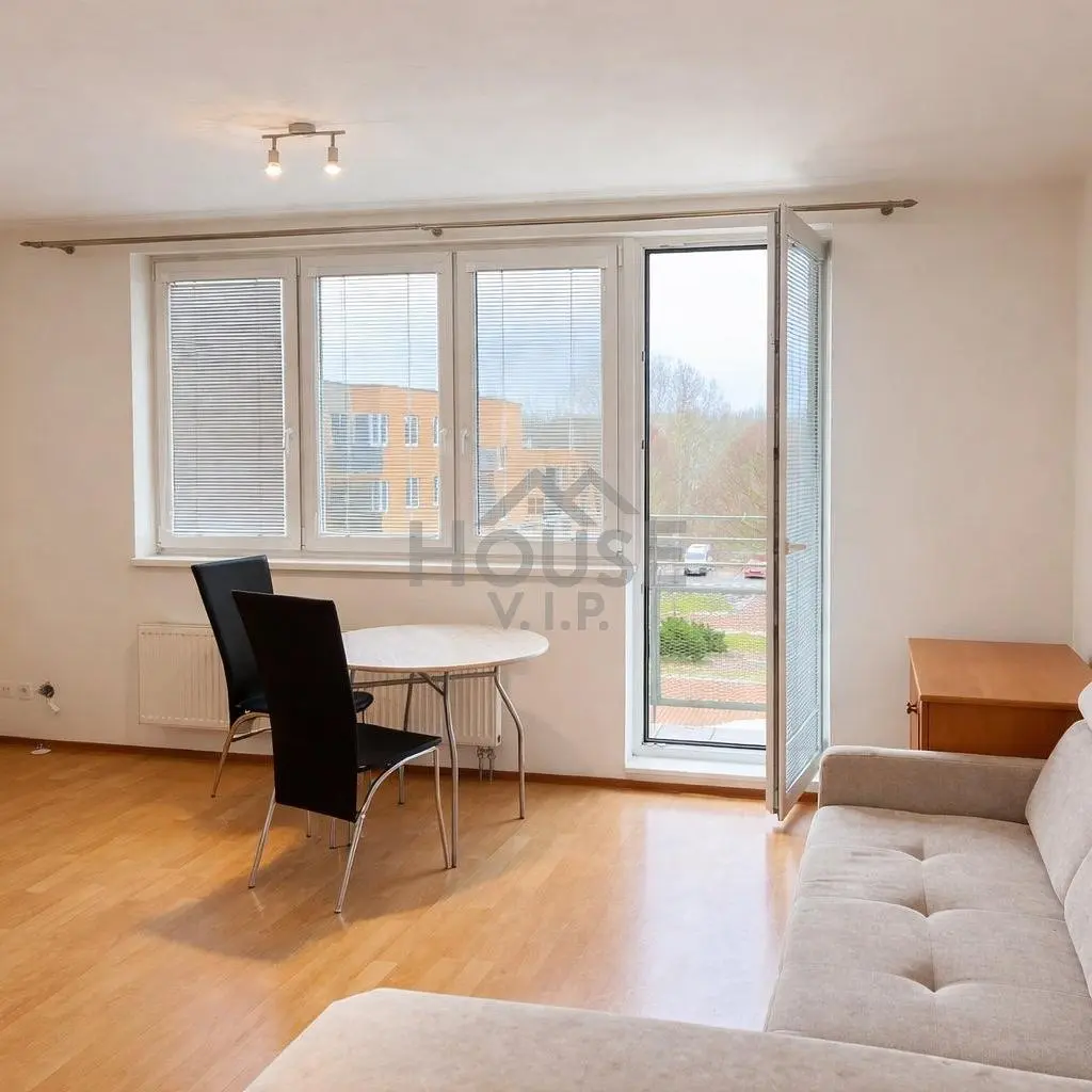 Кухня; кухненски уреди, дървен под, естествена светлина, модерен стил