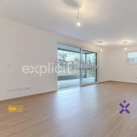 Кухня; кухненски уреди, дървен под, естествена светлина, модерен стил