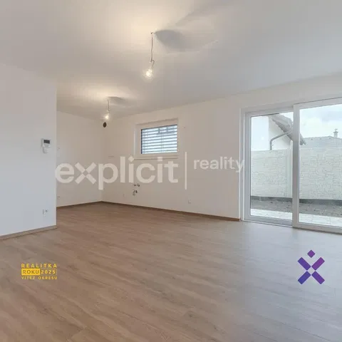 Кухня; кухненски уреди, дървен под, естествена светлина, модерен стил