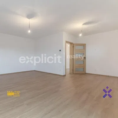 Mutfak; mutfak aletleri, ahşap zemin, doğal ışık, modern stil