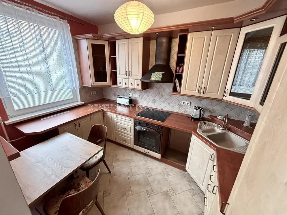 Salon; parquet, lumière naturelle, style moderne