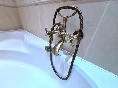 Salon; parquet, lumière naturelle, style moderne, hauteur sous plafond