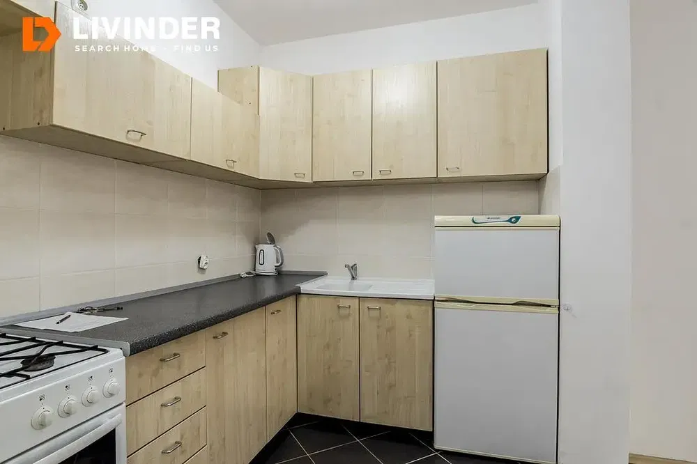 Mutfak; mutfak aletleri, ahşap zemin, doğal ışık, modern stil